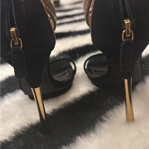 Great Condition- authentic gucci black/gold suede sandals 36 1/2 size 6.5/7 US - Picture 5 of 7